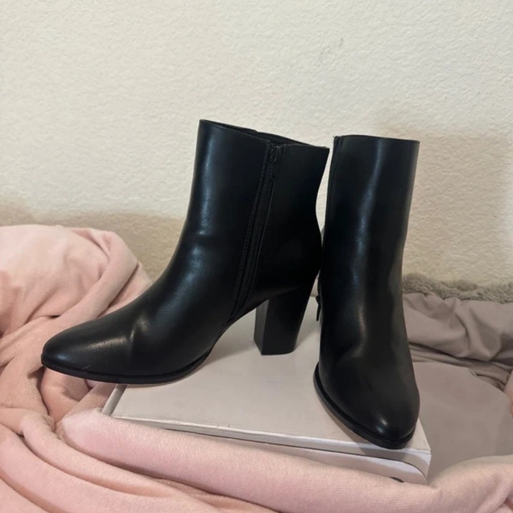 Dream Pairs Chic Black Heeled Boots